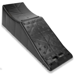 Car ramp with ergonomic handle